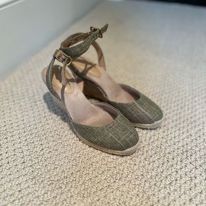 Aerosols by Martha Stewart size 8 green espadrilles.